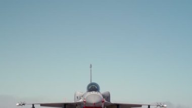 Yukarıdan aşağıya hareketli çekimler, jet askeri, uçak, avcı uçağı, uçuşa hazır. Havaalanında, bombardıman ve füzelerle donatılmıştı..