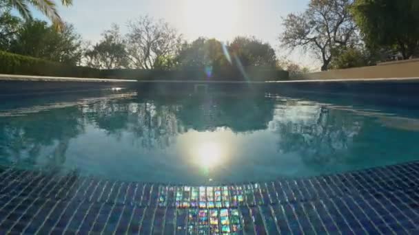 Lyxig pool nära residenset, med trädgård, med klart vatten för turister. Framåt i rörelse. — Stockvideo