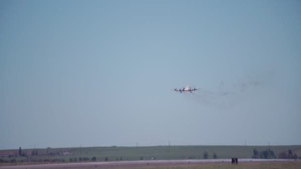 Un avión militar después de un vuelo táctico, aterriza en la pista. Dejando monóxido de carbono de los motores a reacción. — Vídeos de Stock
