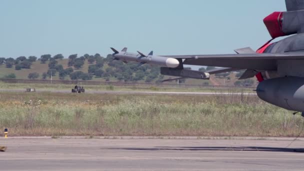 Filmagens em movimento, jacto militar, avião, lutador, pronto para o voo. No aeródromo, armado com cartuchos, mísseis. Close-up — Vídeo de Stock