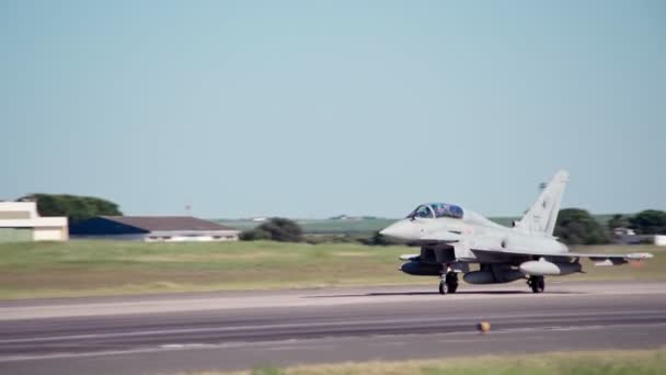 F-16軍用ジェット戦闘機は戦術訓練飛行に出発する。超音波エンジンからの火災の出口. — ストック動画