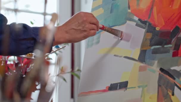 Γυναίκα καλλιτέχνης εφαρμογή χρώμα με πινελιές σε καμβά, πινέλο γκρο πλαν. Αφηρημένη ζωγραφική. — Αρχείο Βίντεο
