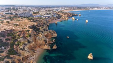 Camilo ve Dona Anna 'nın güzel cennet plajlarının havadan görünüşü, Lagos bölgesi. Turist tekneleri ve gemiler yaz tatillerinde turistleri eğlendiriyor..