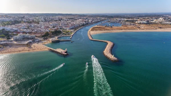 Flygfoto från himlen på den portugisiska kusten i Algarve-området i Lagos stad. Båtar och fartyg rör sig i riktning mot hamnen. — Stockfoto