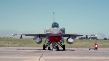 Jet ordusu, uçak, avcı uçağı. Kurdeleler rüzgarda hareket ediyor, uçmaya hazır. Havaalanında, bombardıman ve füzelerle donatılmıştı..