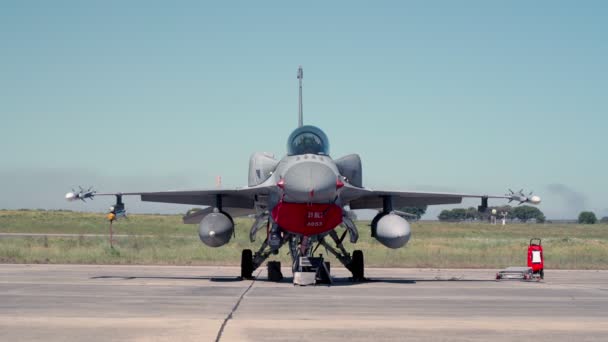 Jet ordusu, uçak, avcı uçağı. Kurdeleler rüzgarda hareket ediyor, uçmaya hazır. Havaalanında, bombardıman ve füzelerle donatılmıştı.. — Stok video