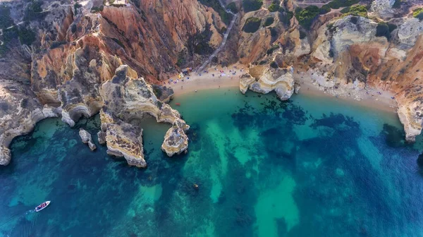 Camilo Strand in Lagos, Algarve - Portugal. Klippen an der südlichen goldenen Küste Portugals. Touristen am Strand. Sonniger Tag Luftaufnahme. — Stockfoto