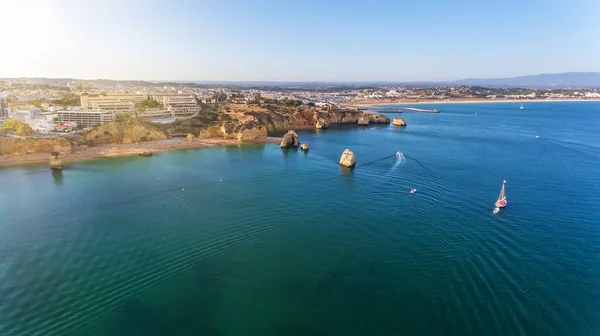 Stranden Dona Ana i Lagos, Algarve - Portugal. Portugisiska södra gyllene klippor. Stranden Camilo och pinhao. Flygfoto med staden. Solig dag. — Stockfoto