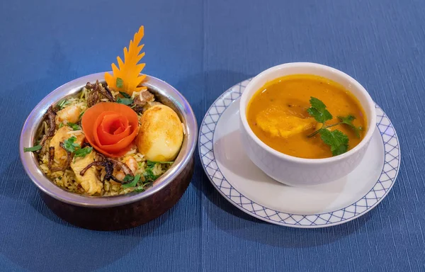 伯亚尼鸡肉配米粉和蓝色背景的汤。传统印度菜. — 图库照片