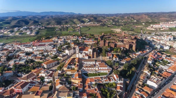 A aldeia histórica portuguesa de Silves, zona algarvia, vista do céu, aérea. Fortaleza e igreja em primeiro plano. Portimão — Fotografia de Stock