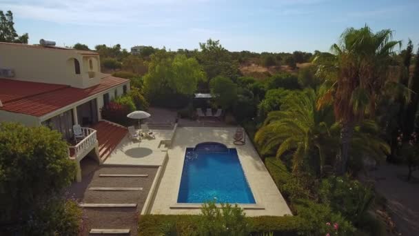 Villa européenne traditionnelle avec piscine, panneau solaire et jardin bien entretenu, vue aérienne du ciel. Mouvement en avant — Video
