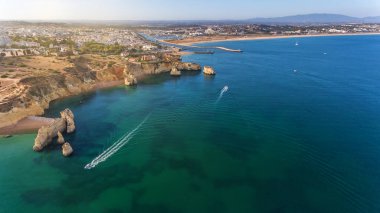Camilo ve Dona Anna 'nın güzel cennet plajlarının havadan görünüşü, Lagos bölgesi. Turist tekneleri ve gemiler yaz tatillerinde turistleri eğlendiriyor..