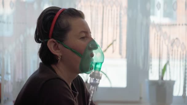 Evropanka doma vdechuje, vdechuje olejové výpary, kyslík skrze masku. Léčba pneumonie, bronchitidy. Detailní záběr. — Stock video