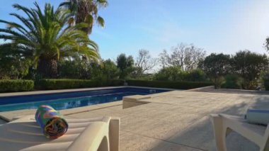 Havuz ve tropikal bahçeye bakan havlular ve dinlenme odalarında ilerliyoruz..