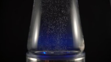 Gaz kabarcıkları şişede iyonlaşma, yapılanma, zenginleştirme ve suyun alkalikliği için yükselir. Cihaz içme suyu için taşınabilir. Yavaş çekim