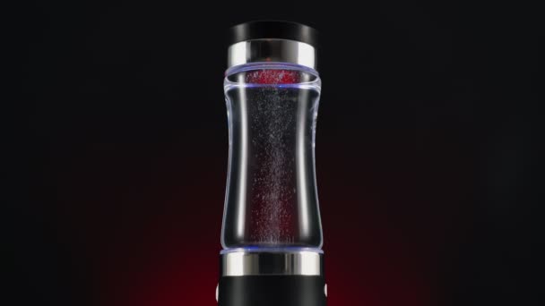Hordozható eszköz ionizáló, szerkezeti, dúsítása víz lúgosság. Piros háttérrel, sötét háttérrel. ivóvízhez. — Stock videók