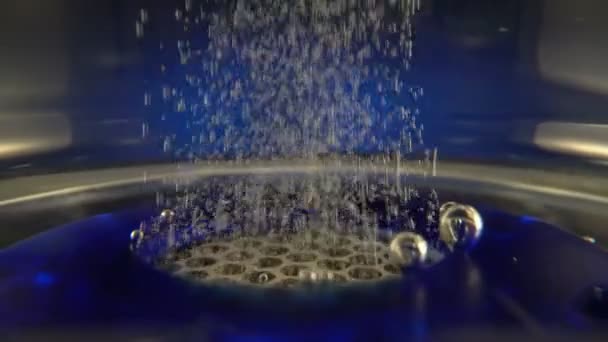 As bolhas de gás aumentam na garrafa para ionização, estruturação e enriquecimento e alcalinidade da água. O dispositivo é portátil para beber água. Movimento giratório. — Vídeo de Stock