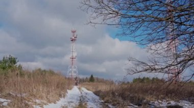 Orman kışı manzarasında televizyon ve radyo yayını için anten. Akıllı telefonlar için 5 G frekansının geliştirilmesi tartışması.