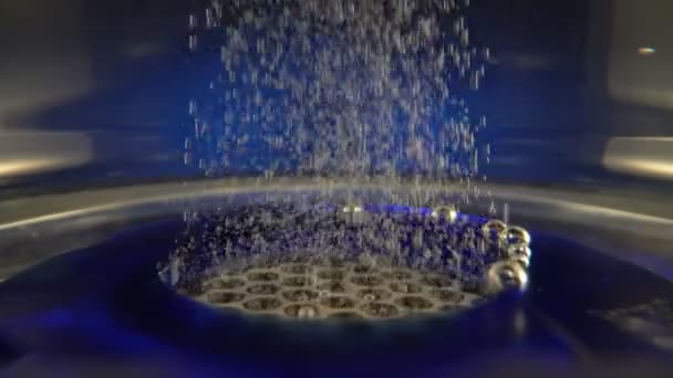 Des bulles de gaz s'élèvent dans la bouteille pour l'ionisation, la structuration et l'enrichissement et l'alcalinité de l'eau. L'appareil est portable pour l'eau potable. Gros plan. — Video