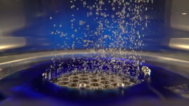 Las burbujas de gas se elevan en la botella para la ionización, la estructuración y el enriquecimiento y alcalinidad del agua. El dispositivo es portátil para el agua potable. Movimiento lento — Vídeos de Stock
