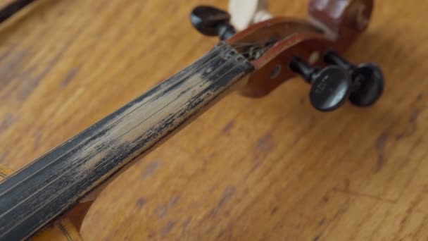 Violino classico retrò antico, di prima grandezza, su un tavolo di legno. Musicale umore drammatico. — Video Stock