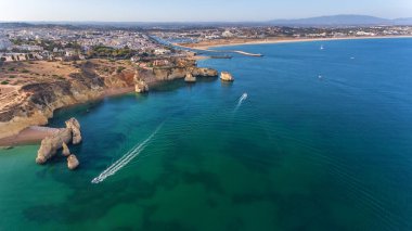 Camilo ve Dona Anna 'nın güzel cennet plajlarının havadan görünüşü, Lagos bölgesi. Turist tekneleri ve gemiler yaz tatillerinde turistleri eğlendiriyor..