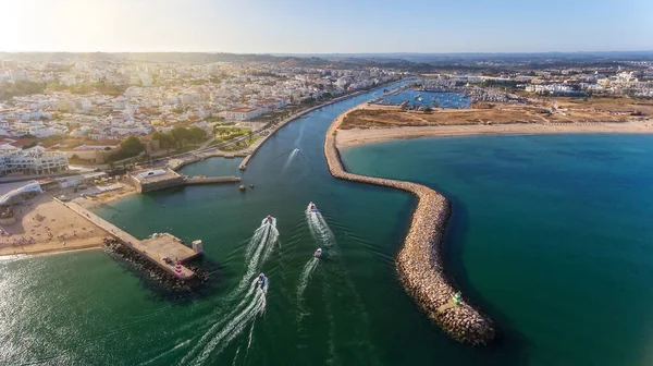 Flygfoto från himlen på den portugisiska kusten i Algarve-området i Lagos stad. Båtar och fartyg rör sig i riktning mot hamnen. — Stockfoto