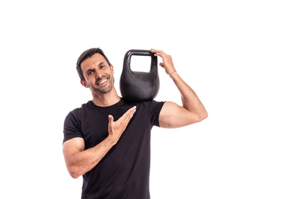 Idrottaren är en europeisk man, som håller en vikt på axeln, pekar med fingret, annonserar en hälsosam sport livsstil. På en vit bakgrund. — Stockfoto