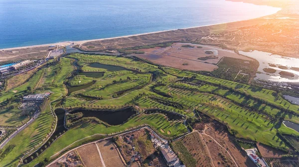 Campos de golf verdes junto al mar. Playa de Salgados. Portugal, Albufeira. Vista aérea día soleado —  Fotos de Stock