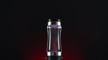 Taşınabilir iyonlaşma, yapılanma, su alkaliliğinin zenginleştirilmesi cihazı. Kırmızı arka planda, koyu bir arka planda. Su içmek için..