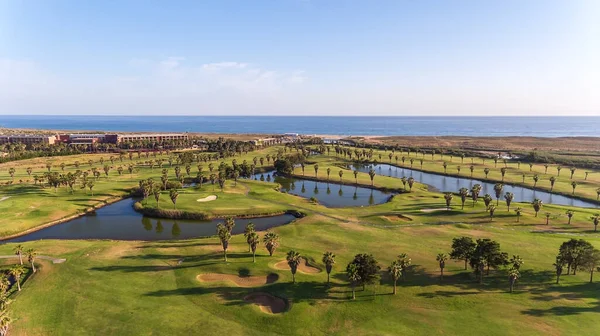 Πράσινα γήπεδα γκολφ δίπλα στη θάλασσα. Παραλία Σαλγκάτος. Πορτογαλία, Αλμπουκέιρα. Αεροφωτογραφία. — Φωτογραφία Αρχείου