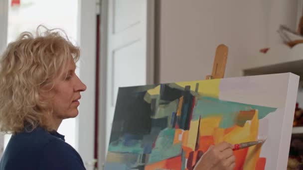 Femme artiste de dessins, se préparant à créer une image de peinture abstraite. Dans les galeries propre atelier, studio. — Video