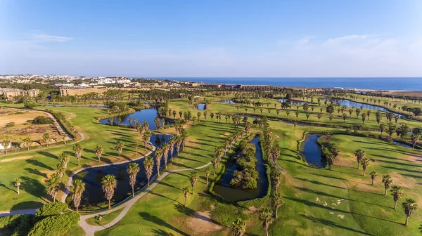 Campos de golf verdes junto al mar. Playa de Salgados. Portugal, Albufeira. Vista aérea. —  Fotos de Stock