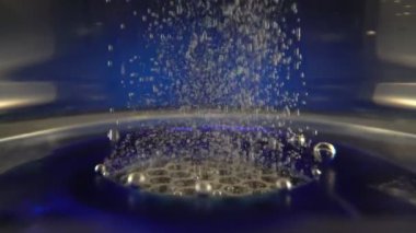 Gaz kabarcıkları şişede iyonlaşma, yapılanma, zenginleştirme ve suyun alkalikliği için yükselir. Cihaz içme suyu için taşınabilir. Yavaş çekim