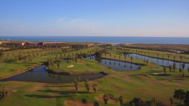 Deniz kenarındaki yeşil golf sahaları. Salgados plajı. Portekiz, Albufeira. Hava görünümü.