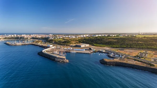 Flygplan. Sjöbryggan i den portugisiska staden Sines och segelbåten är förtöjd för turist utflykter. Blå havet. En härlig dag. — Stockfoto