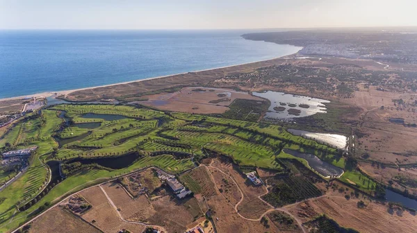 Gröna golfbanor vid havet. Stranden Salgados. Portugal, Albufeira. Flygbild. — Stockfoto