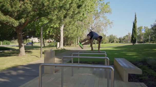 Homme d'âge moyen athlète à l'entraînement dans le parc. Sauter par-dessus la barrière. — Video