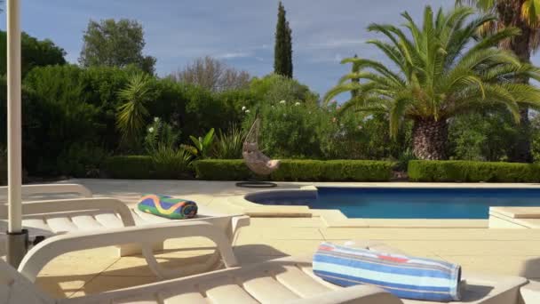 Lussuosa piscina per il tempo libero per turisti. Con lettini e asciugamani per il relax. Giornata di sole. — Video Stock