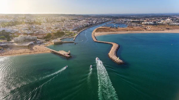 Widok z nieba portugalskiego wybrzeża strefy Algarve miasta Lagos. Łodzie i statki płyną w kierunku portu. Słoneczny dzień. — Zdjęcie stockowe