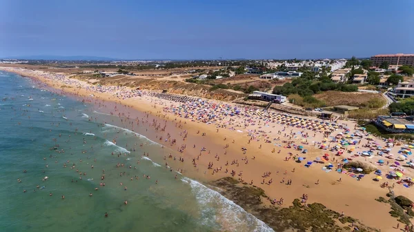 Vista aérea da praia dos Peshkadores em Albufeira, Algarve. Área de recreação turística. Água limpa no oceano. — Fotografia de Stock