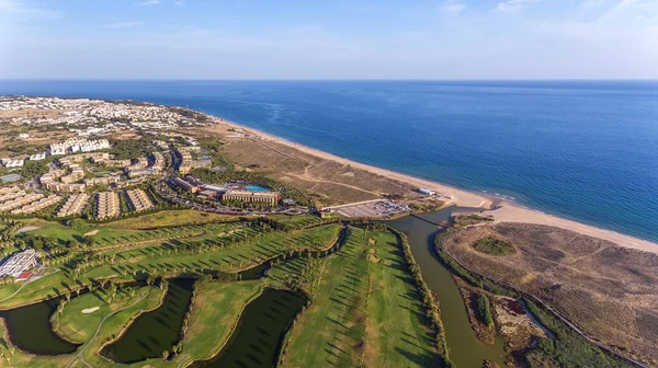 Terrains de golf verts au bord de la mer. Plage de Salgados. Portugal, Albufeira. Vue aérienne. — Photo