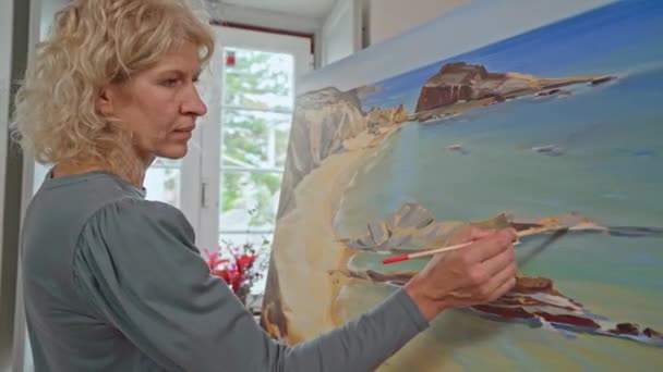 Mujer artista de dibujos, preparándose para crear una imagen de pintura abstracta. En el taller de las galerías.. — Vídeos de Stock