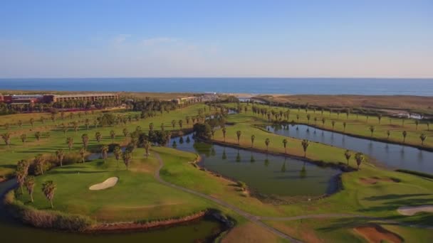 Zielone pola golfowe nad morzem. Plaża Salgados. Portugalia, Albufeira. Widok z lotu ptaka. — Wideo stockowe