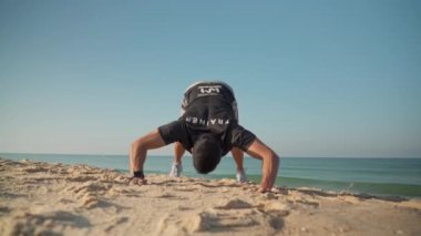 Bir sörfçü cesedi sörf öğretecek bir eğitmenle sahilde sörf tahtasında kaldırmayı taklit eder. Sörf okulunda bir acemi. Portekiz Faro 2021 Mart 15 