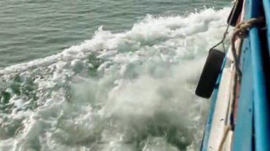 Okyanusta gemiyle seyahat etmek. Açık ve sakin bir denizin dalgaları gemiye karşı güç kullanarak kırılır..