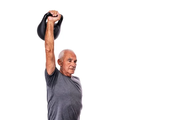 Un uomo anziano di corporatura atletica va a fare sport, sollevamento pesi. Alzate la mano. Su uno sfondo bianco isolato. Fondo bianco. — Foto Stock