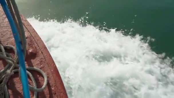 Res med fartyg på havet. Vågorna i ett klart lugnt hav bryter med kraft mot fartyget. — Stockvideo