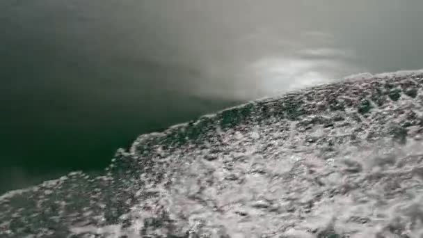 Primer plano de la superficie de una ola en cámara lenta, de un barco a un yate mientras navega. — Vídeos de Stock
