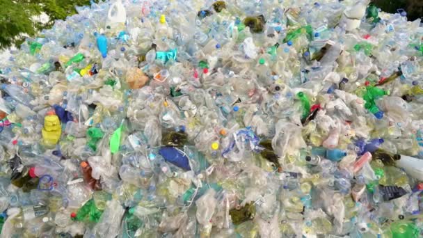 한 무더기 의 플라스틱 쓰레기는 자연을 오염시키는 병 과 기타 쓰레기를 사용하였다. 현대 생태계의 문제들. — 비디오